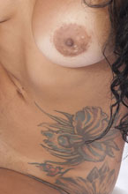 moreninha tatuada mostrando seu corpo exuberante