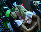 O samba virou funk e as atrizes pornô da Brasileirinhas continuam na orgia sem 