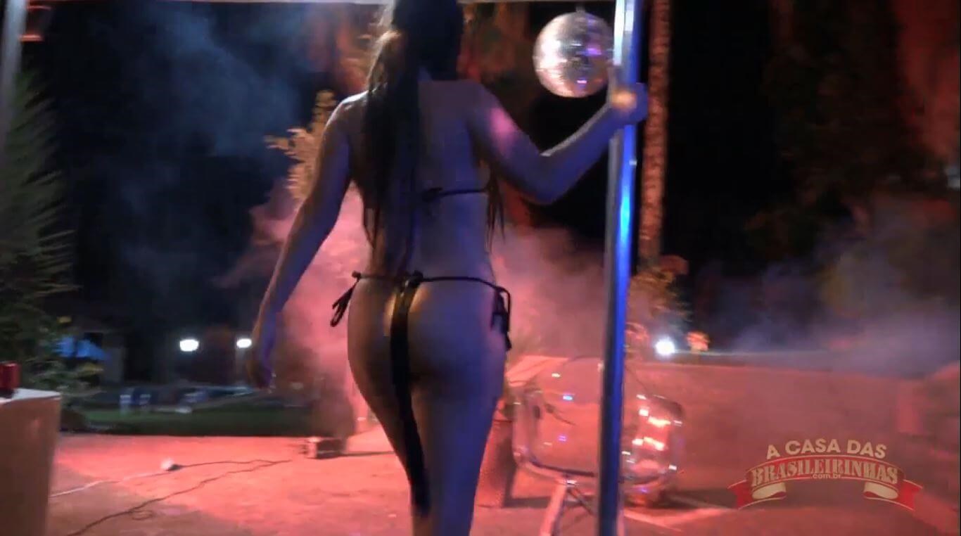 Atriz pornô Letícia Ferola sensualizou e deu um show no pole dance