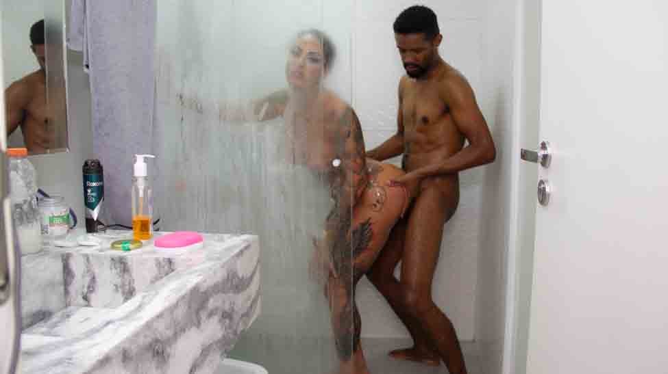 Elisa Sanches dando a bucetinha molhada no banho sensua