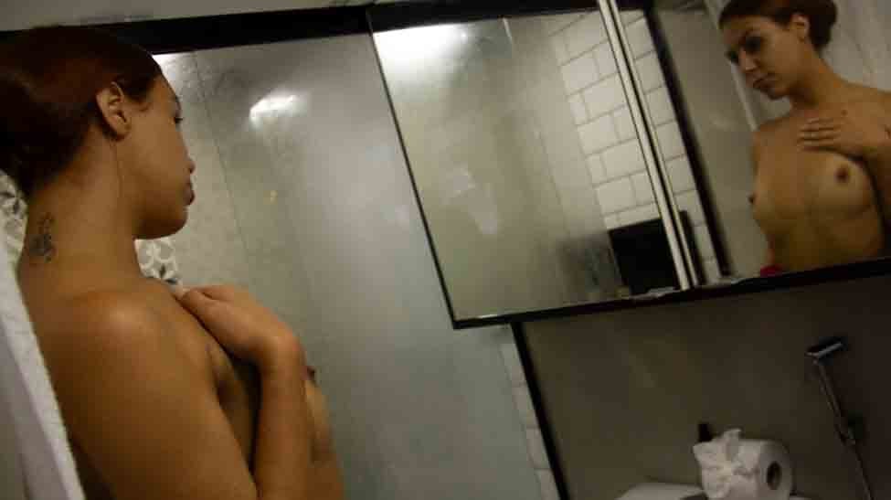 Amanda Borges tomando banho sensual em frente às câmeras 