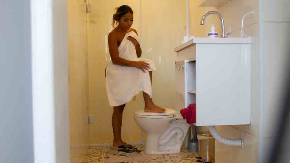 Gabi Oliveira tomando banho enquanto era filmada na casa das brasileirinhas 