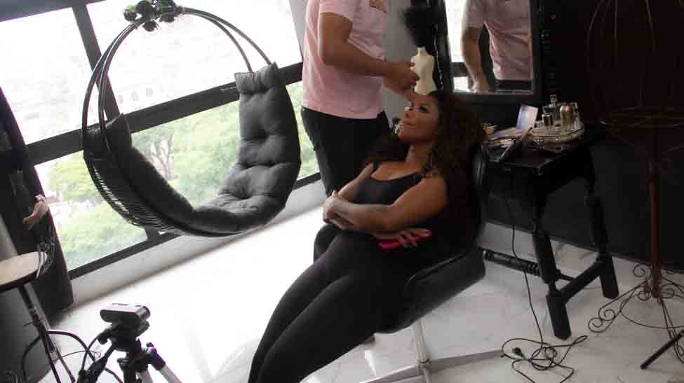 A musa Brysa Souza produzindo a maquiagem no camarim