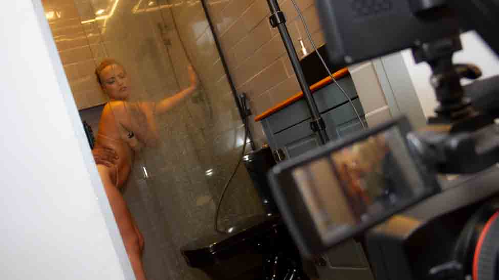 Câmera 2 com a Nicole Romanoff dando na hora do banho