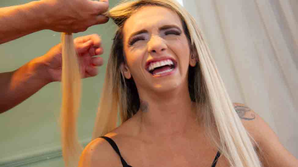 Natacha Momsen se arruma nas câmeras da Casa das Brasileirinhas