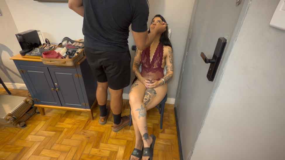 Bea Correa sendo produzida nos bastidores da casa