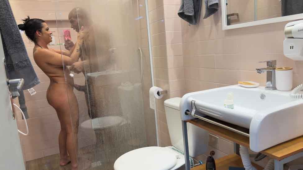 Após gravar cena, câmera banho de Thay Carioca com homem.  
