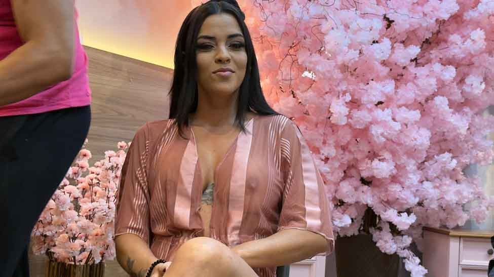 Thay Carioca se prepara para suas fotos e gravação de cenas.