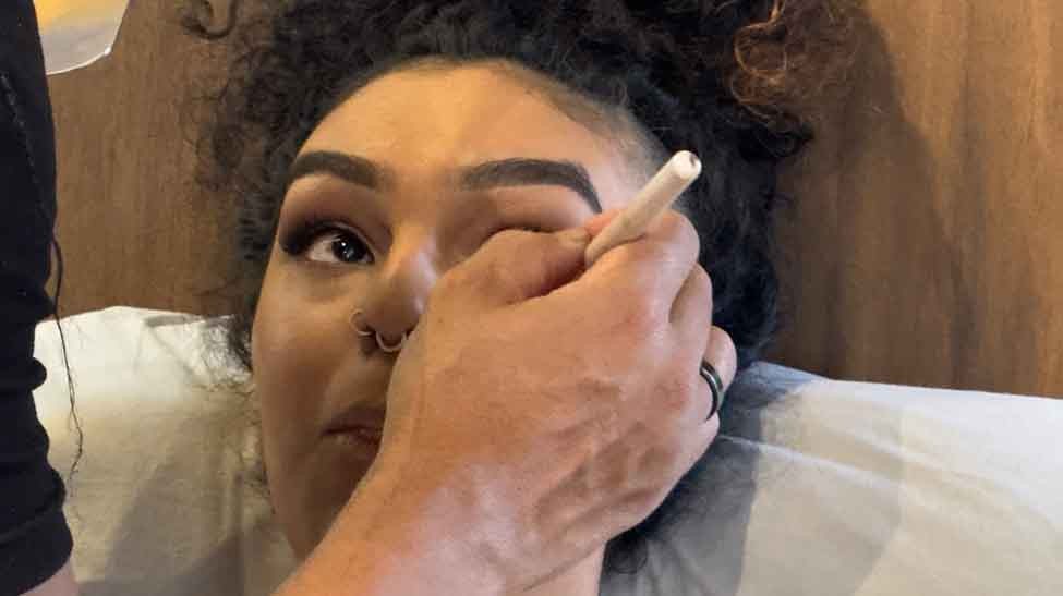 Aline Morini faz ritual de beleza para gravar as suas cenas.
