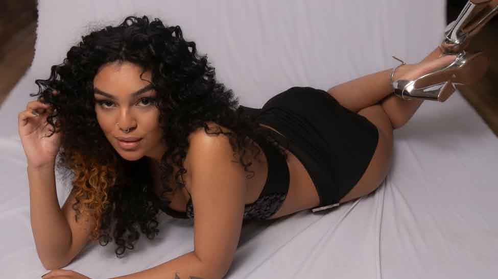 Atriz Aline Morini brilha em bastidores cheios de sedução. 
