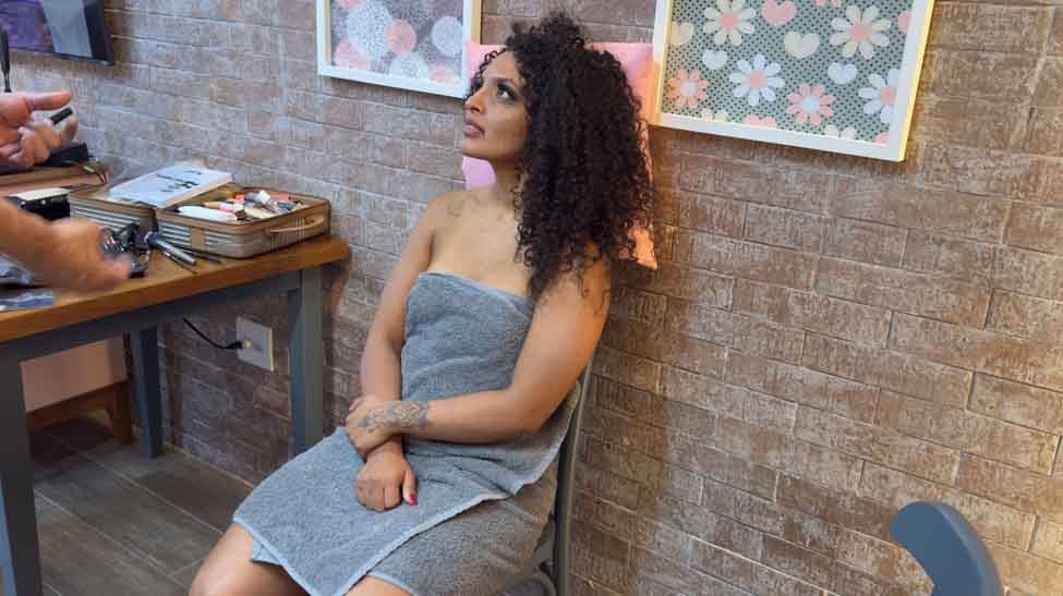 A atriz Mia Luz faz ritual de beleza para gravar as suas cenas.