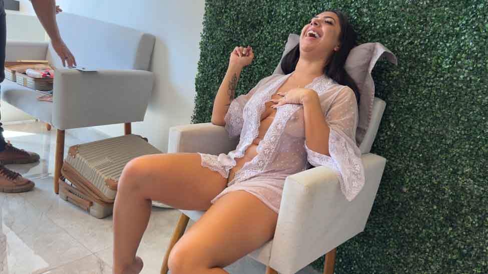 Lanna Belford fica somente de roupão em maquiagem com equipe.