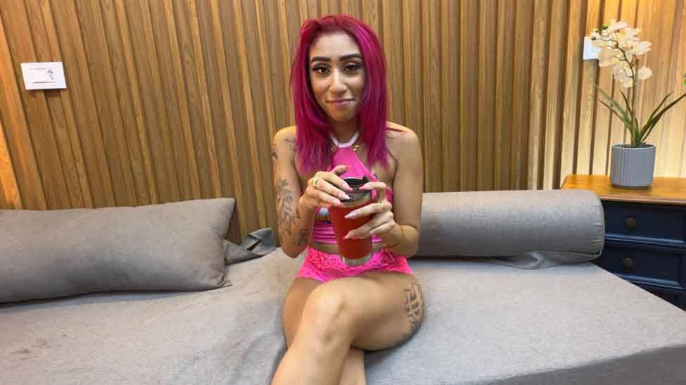 Tiffany Carioca tomaria Gin no copo da Brasileirinhas para dar um fogo.