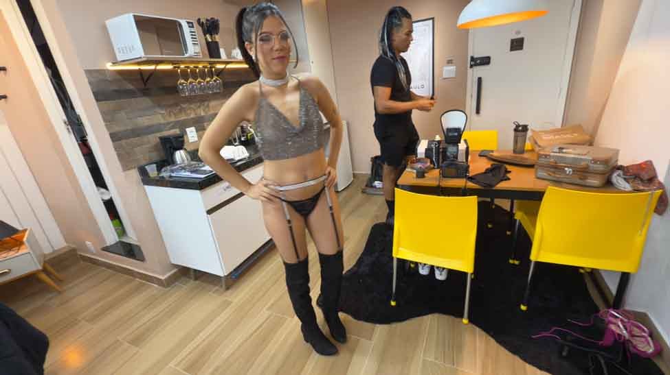 Aylla Mel fica aos cuidados da equipe de beleza para ensaio.