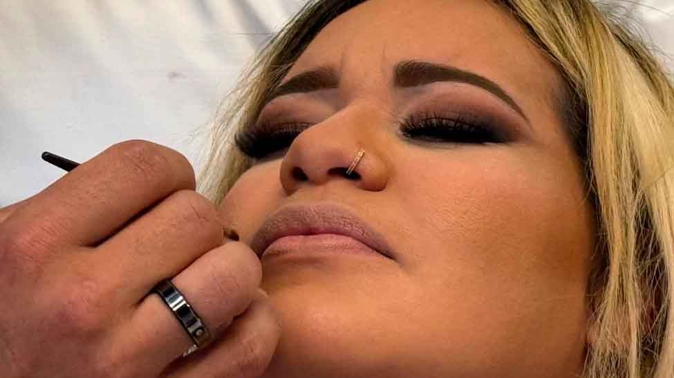 Câmera acompanha a preparação de Raiane Railay para gravar suas cenas,