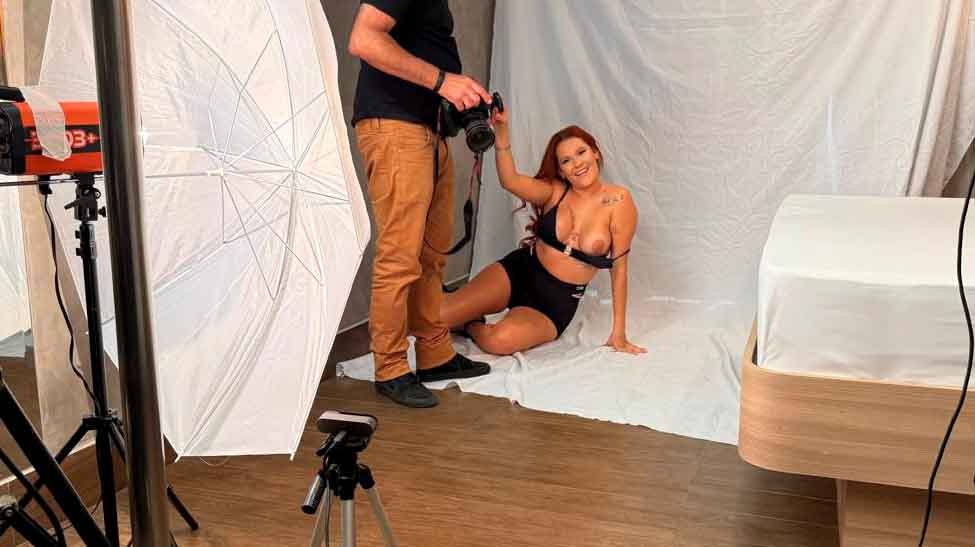 Em seu primeiro ensaio, Carla Santos usa seu charme sensual.