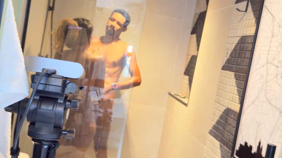 Jasminy Villar vai para o banho após receber gozada.