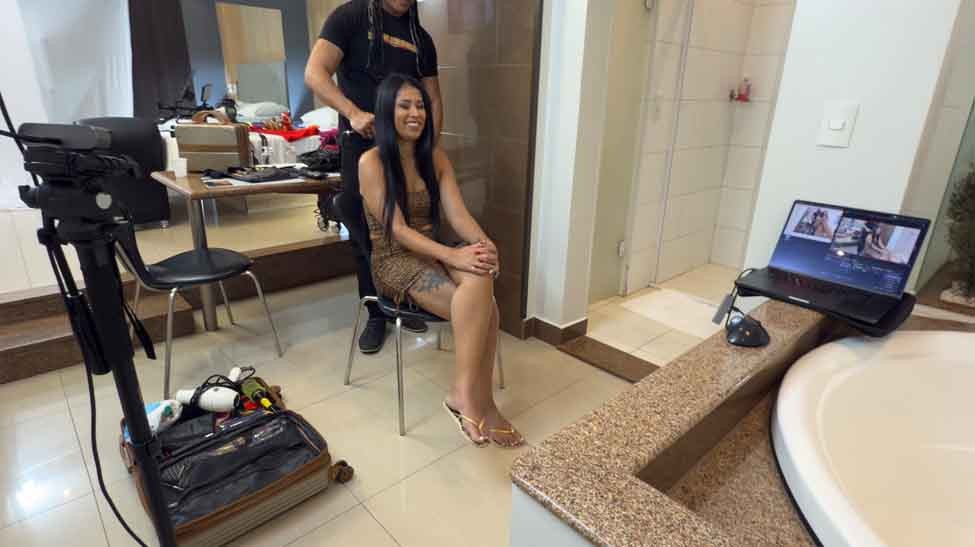 Cris Souza é cuidada pela equipe de beleza da Casa das Brasileirinhas.