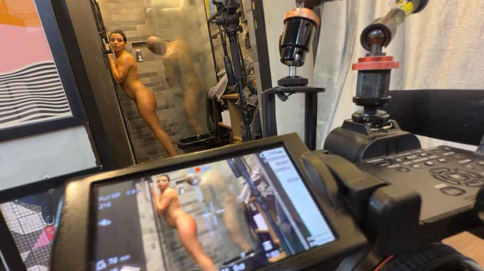 Gaby Fernandes transa com homem no chuveiro.