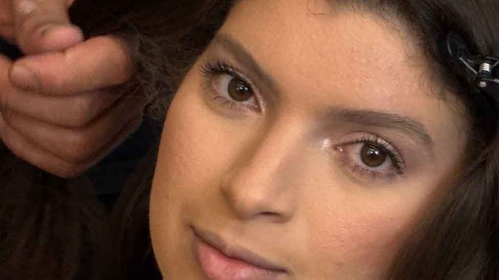 Primeiro bastidor de Lyah Silva é na cadeira com maquiador do reality show.