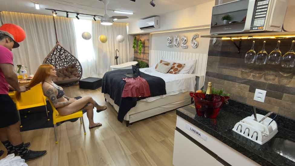 Letícia Ávila passa pelos cuidados de beleza da Casa das Brasileirinhas.