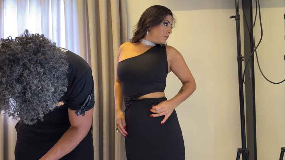 Alice Gomes fica com seios à mostra em camarim da Casa das Brasileirinhas.