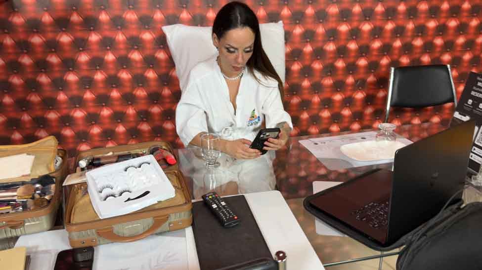 Bárbara Alves nos bastidores de seu dia de gravação para a Casa das Brasileirinhas.