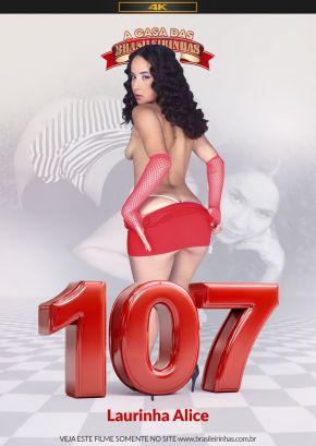 Laurinha Alice provoca com guerra de travesseiro e termina em sexo.