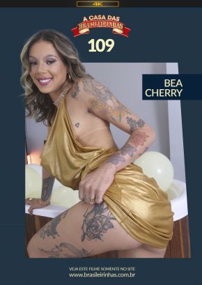 Bea Cherry tem noite de Réveillon ao lado de dois homens safados.