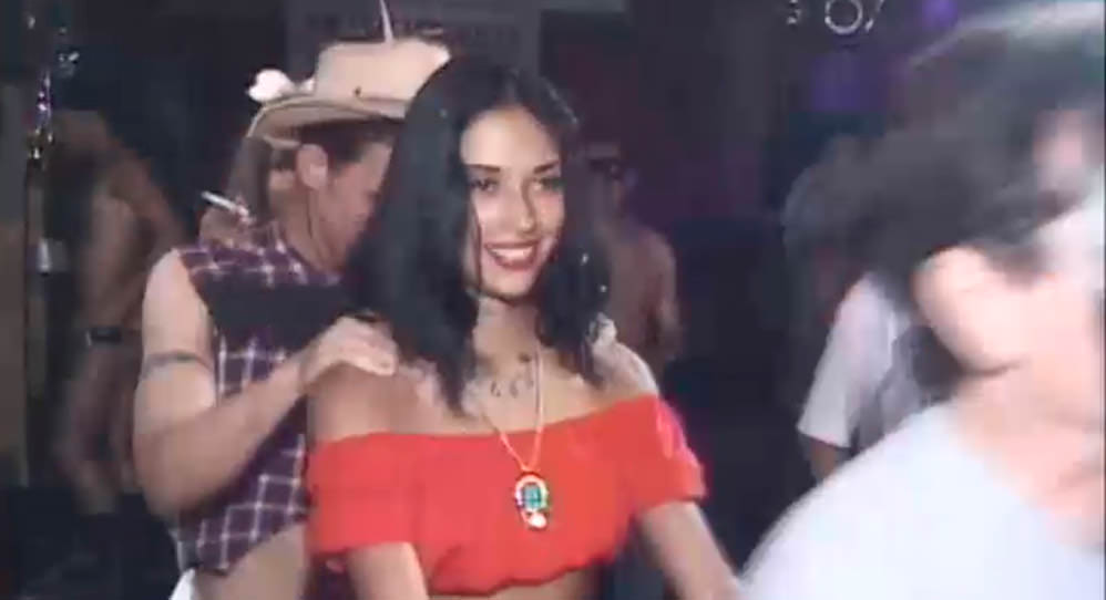 Peitinhos De Fora E Muita Provocacao Das Gatas - Carnaval 2001