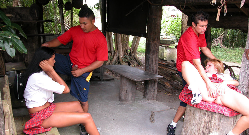 Trepada Dupla No Mato Depois Da Aula Com Os Namoradinhos - Sexo Seguro 2