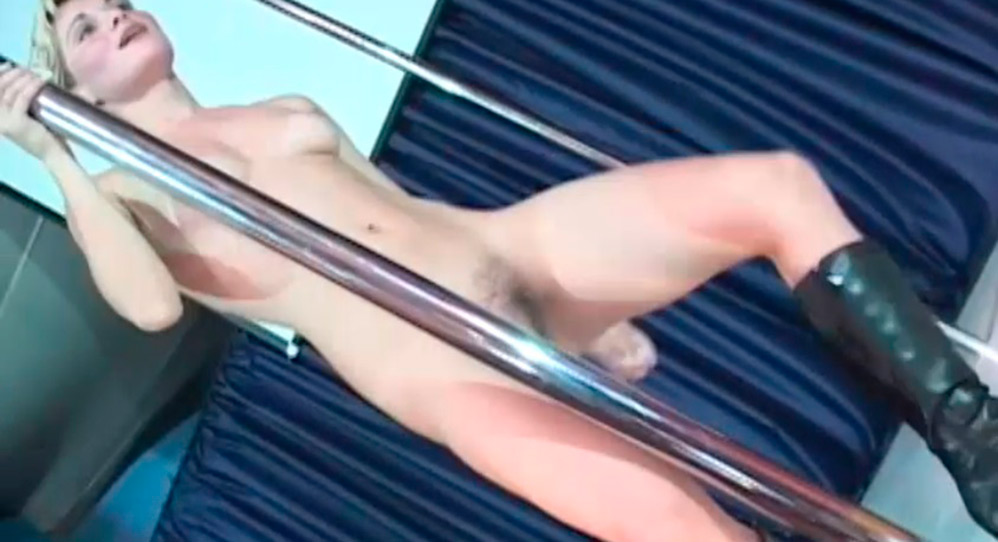 Pole Dance, Striptease E Muito Com Essa Loira Gostosa - Pronta Para Levar Atras
